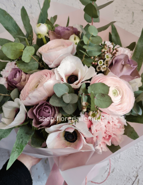 Bouquet ranuncoli anemoni e rose