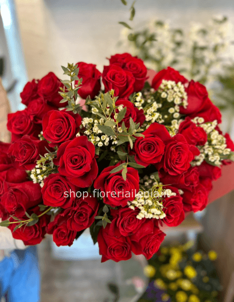 Mazzo di rose rosse a stelo