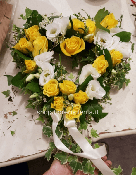 Cuore con rose e fiori misti