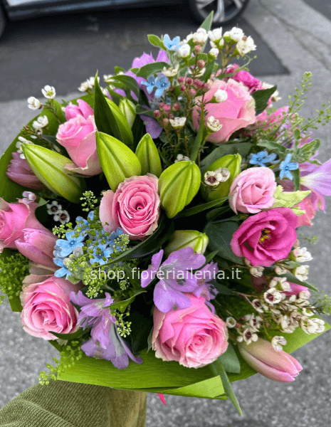 Mazzo di rose, lilium e fiori misti 