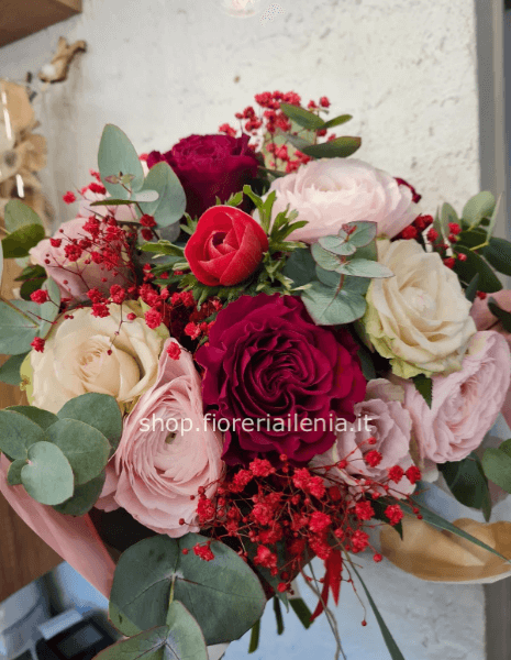 Bouquet con tre rose rosse e fiori primaverili rosa e bianchi