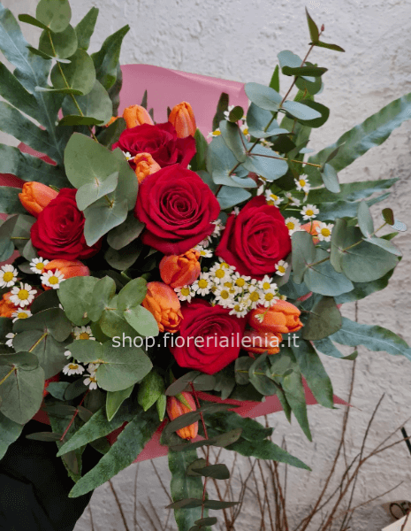 Mazzo con rose e tulipani