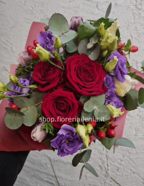 Bouquet rose rosse e fiori lilla