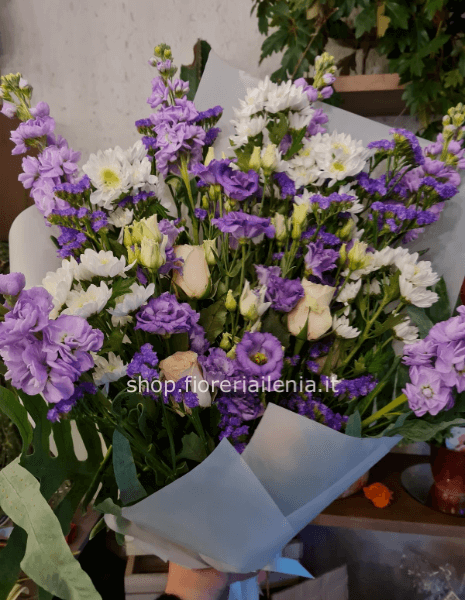 Mazzo funebre bianco e lilla 