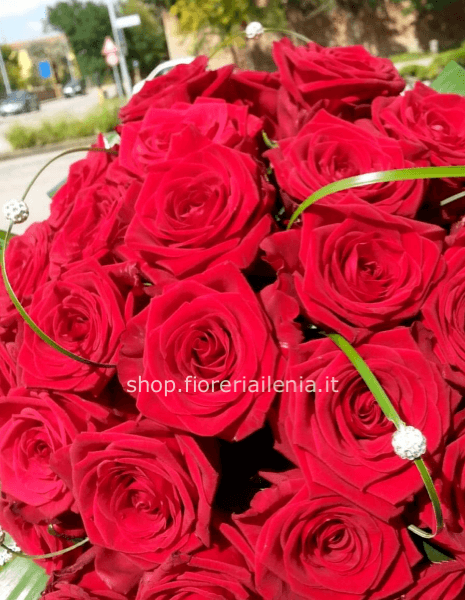 Bouquet di rose rosse confezionato a partire da