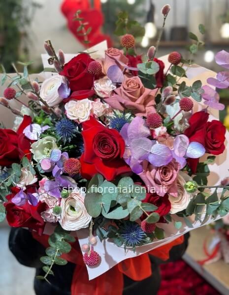 Bouquet grande rose rosse più fiori mix rosa e lilla