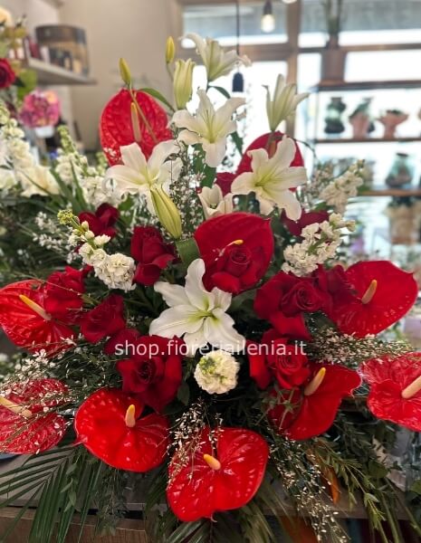 Cesto funebre rosso con anthurium rose e lilium